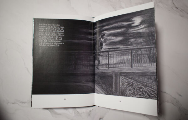 Aufgeschlagenes Buch "Sagen aus Kirkel" mit Blick auf eine doppelseitige Illustration