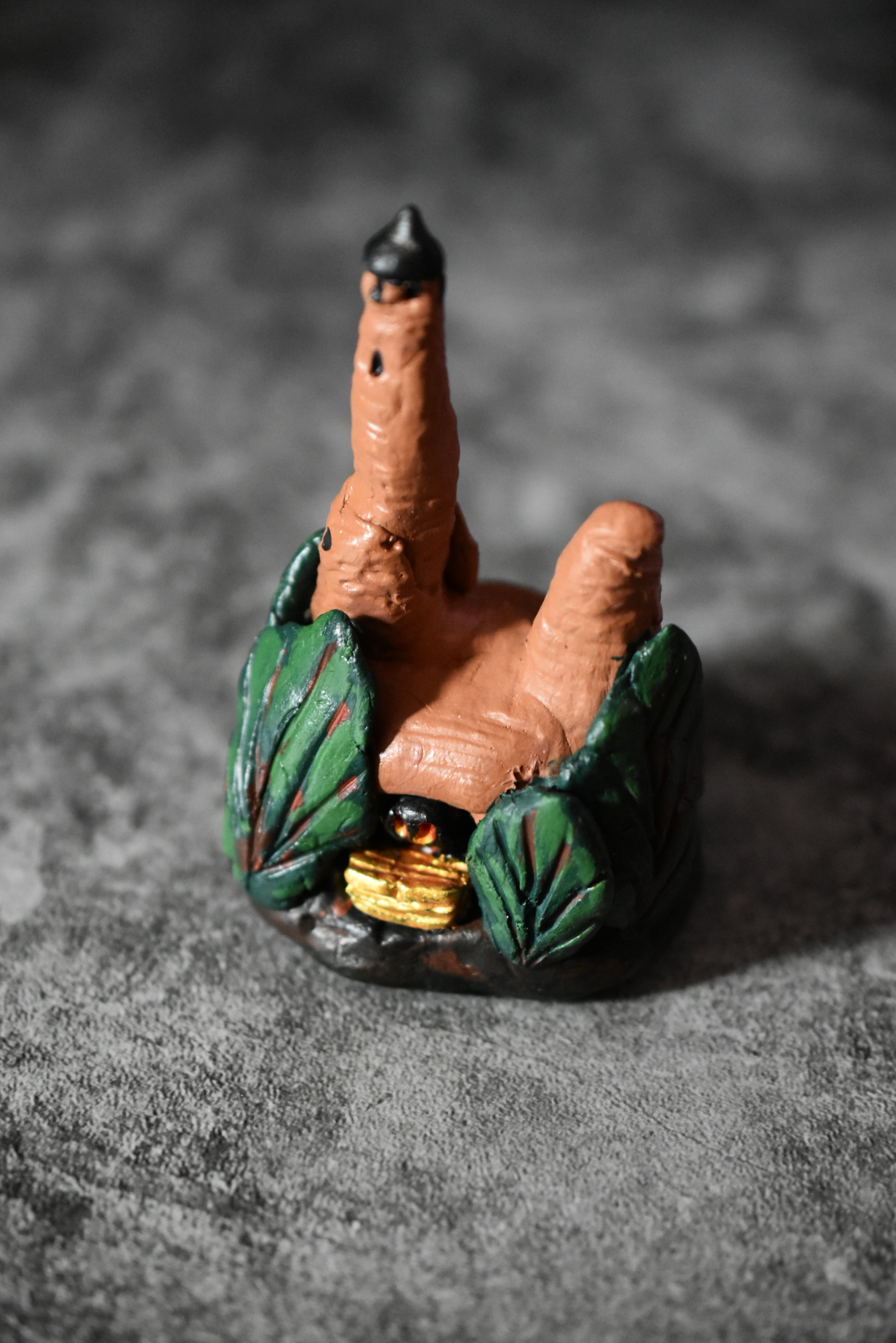 Kleine Burgskulptur von oben fotografiert