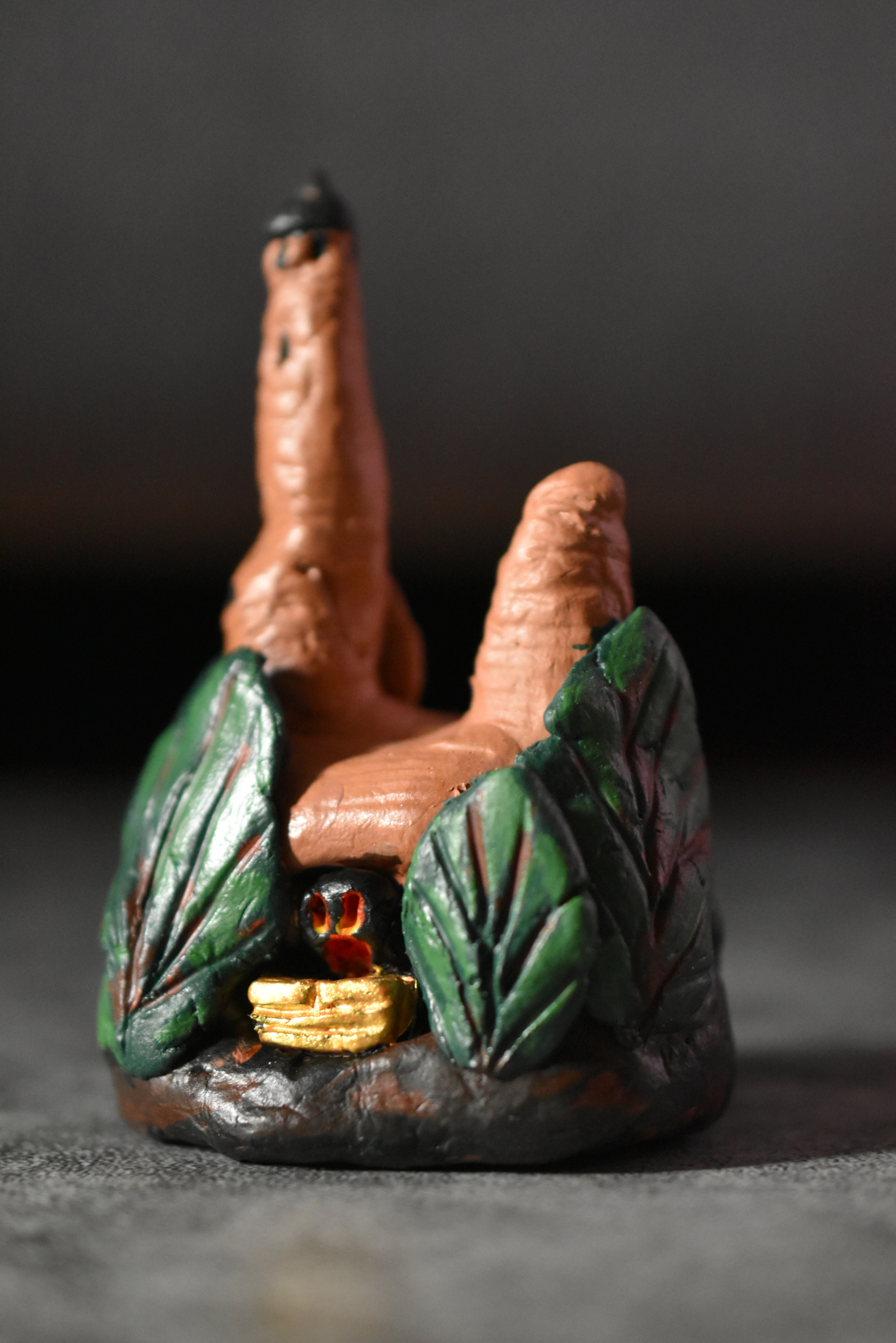 Kleine Burgskulptur von vorne fotografiert