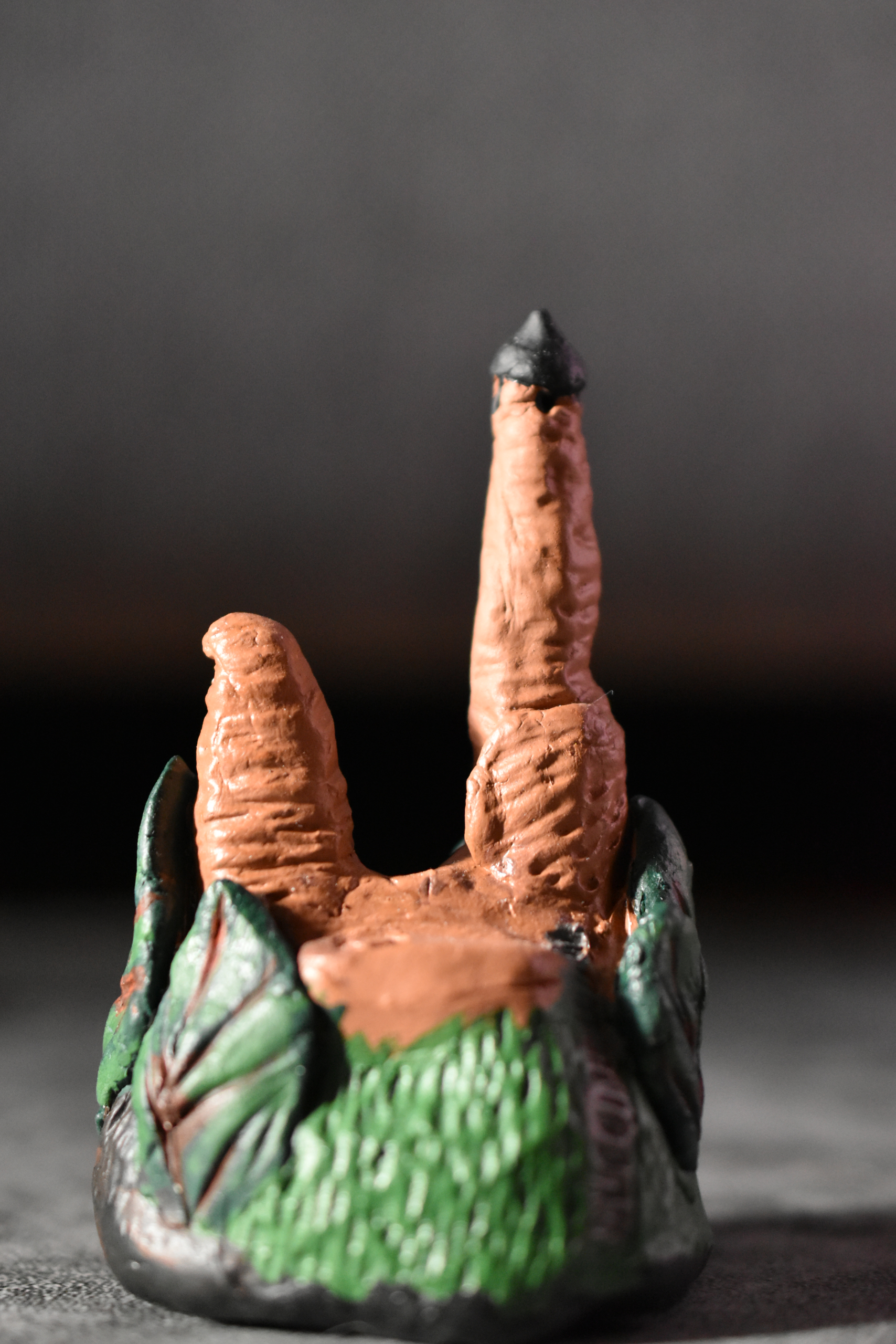 Kleine Burgskulptur von hinten fotografiert